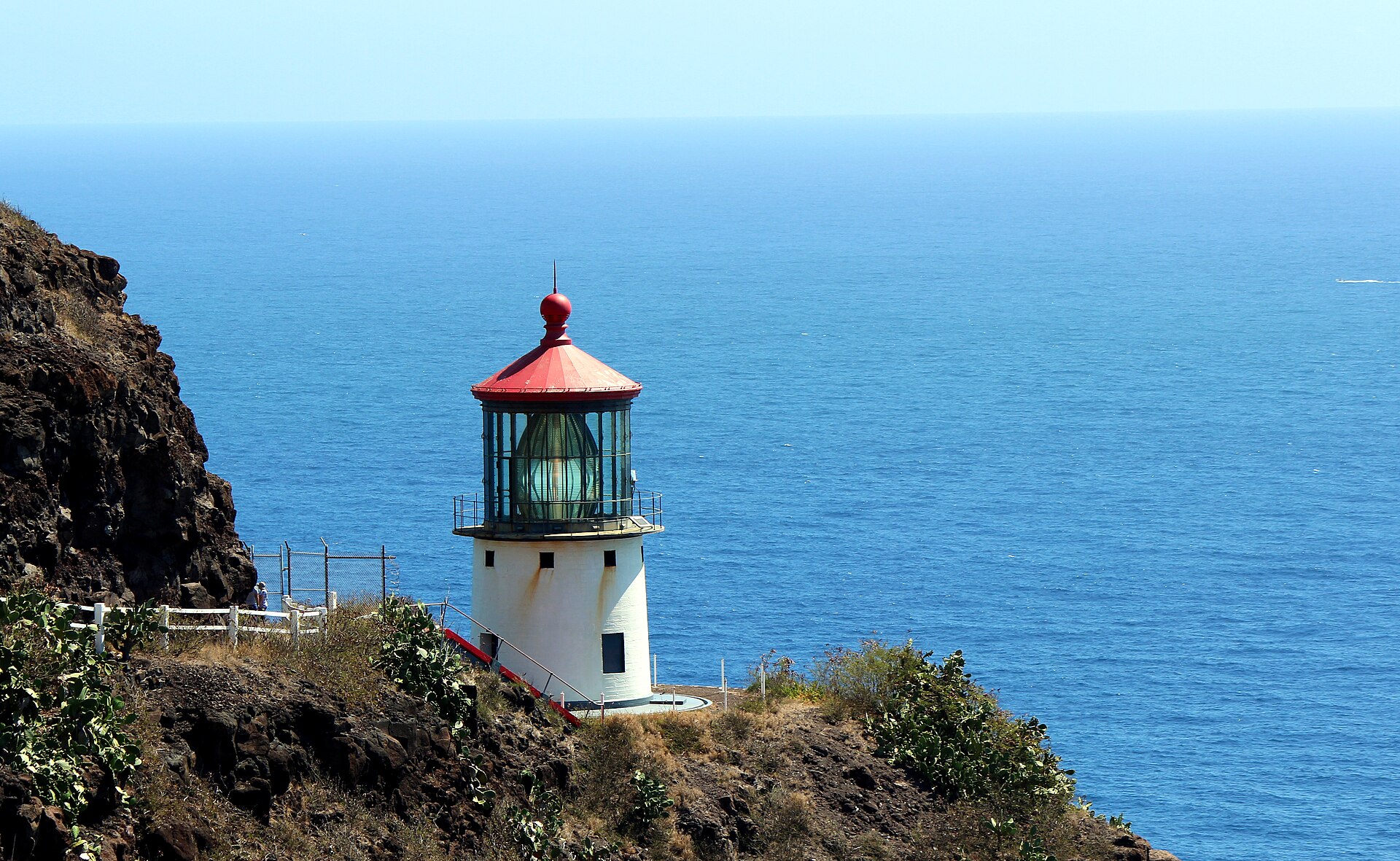 Makapuu Point Lighthouse, Oahu — lighthouse trail viewpoint on the east shore overlooking the Pacific